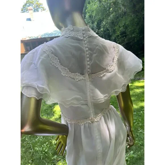 Vintage 1970’s Wedding Gown, size small - Picture 5 of 12